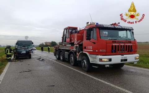 Con la Smart si schianta contro un autobus di linea: 51enne morta sul colpo