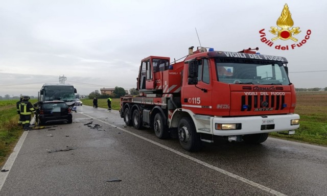 Con la Smart si schianta contro un autobus di linea: 51enne morta sul colpo