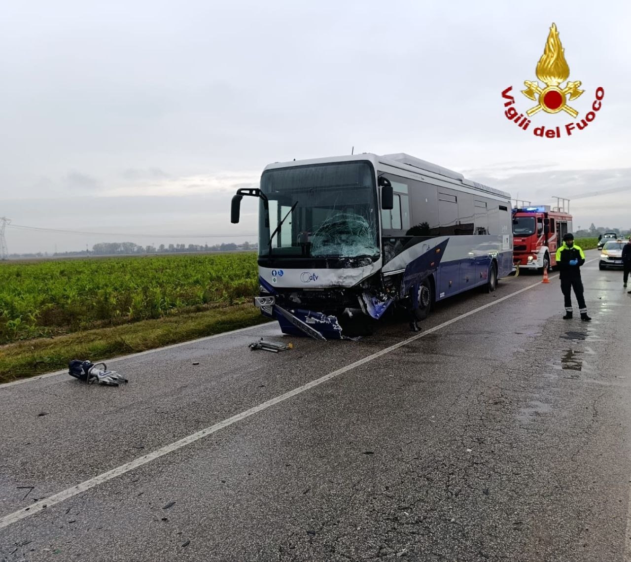 L'autobus danneggiato dopo l'impatto con la Smart