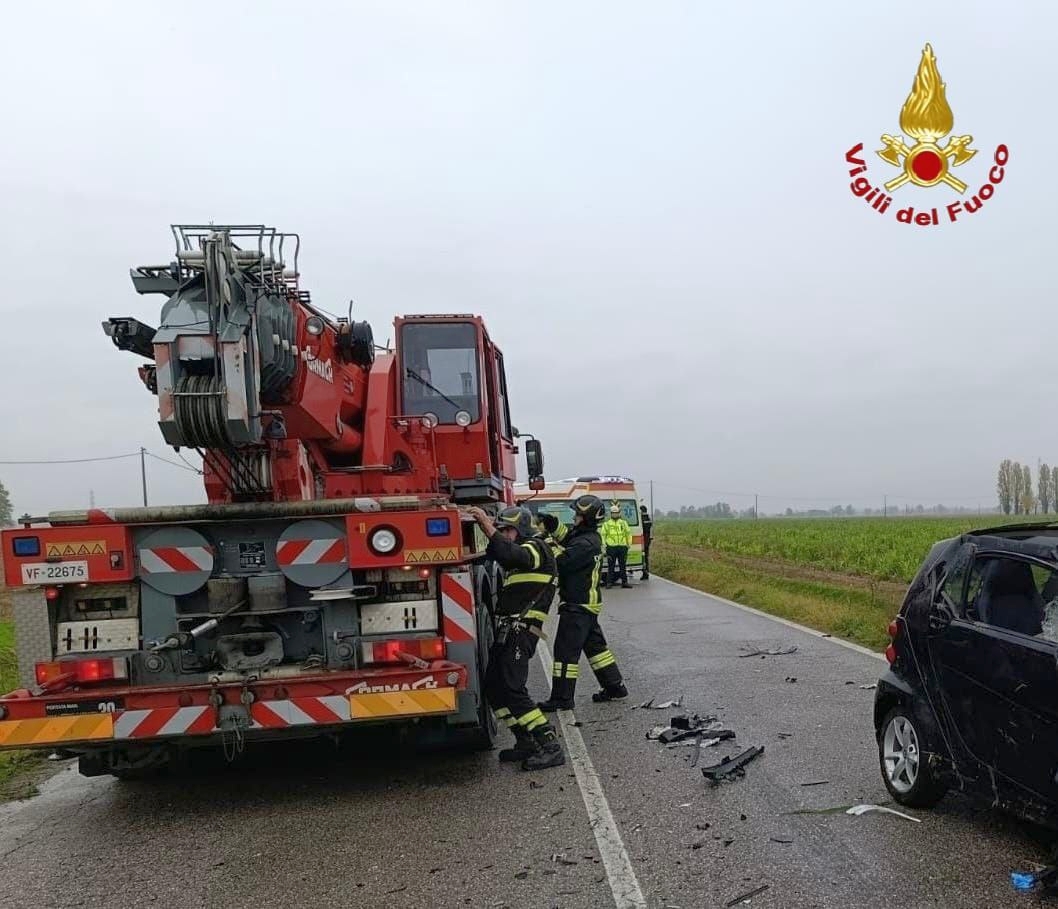 Un momento dell'intervento dei vigili del fuoco