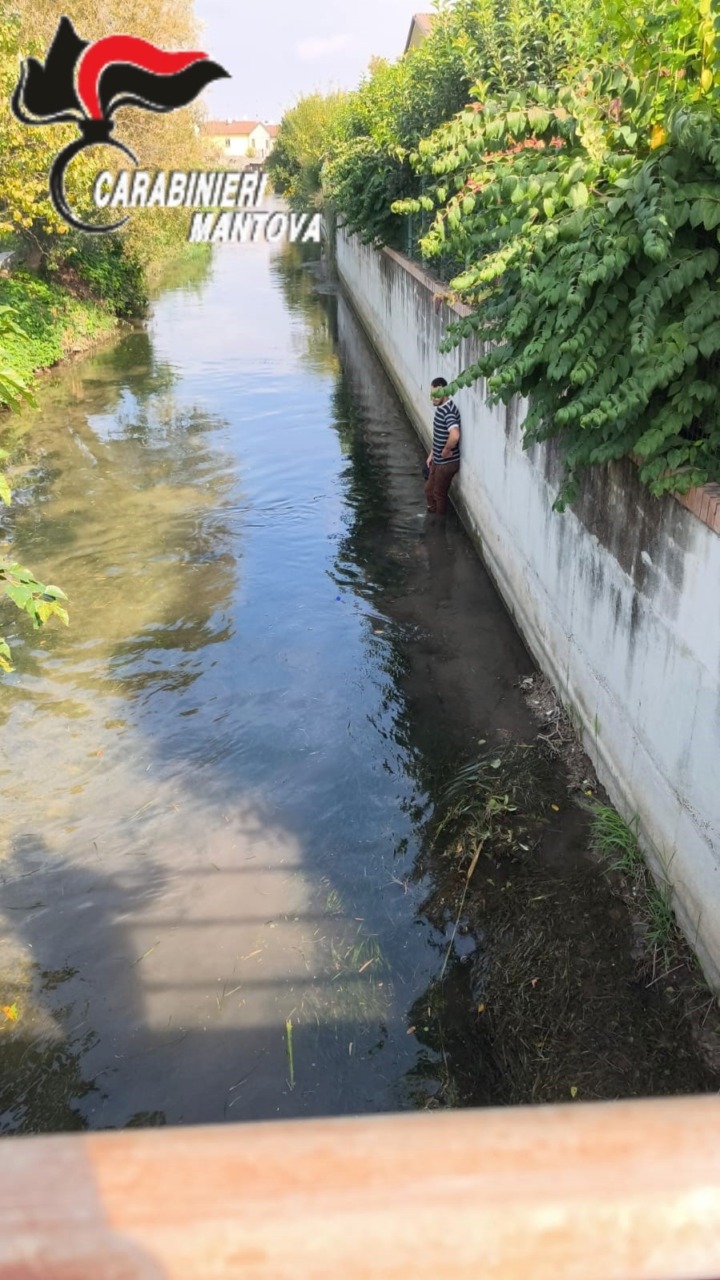 Il giovane dopo essersi lanciato nel canale nel tentativo di sfuggire all'intervento dei carabinieri
