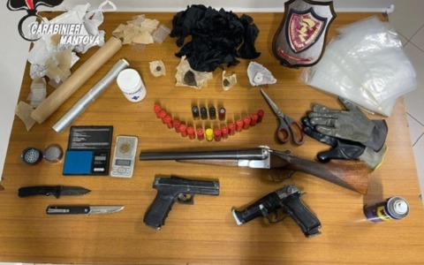 Compleanno con manette: il fiuto del cane Perla incastra un 25enne, droga e fucile in cameretta