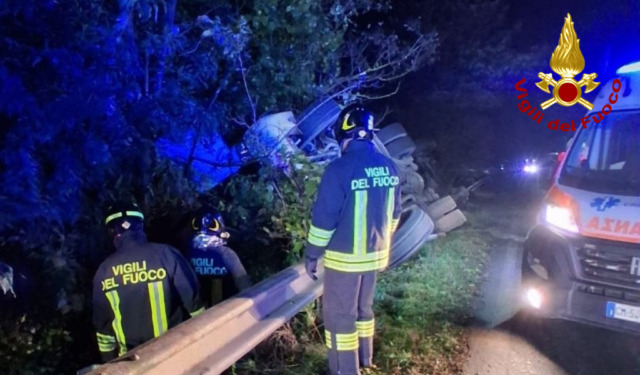 Autoarticolato carico di vetro sbriciolato si ribalta sulla Provinciale: ferito l’autista