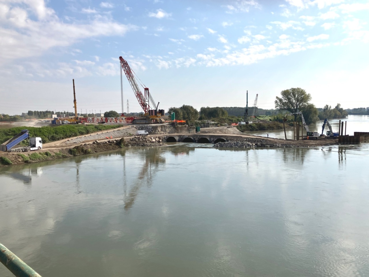 Un'immagine panoramica del guardo realizzato sull'Oglio per costruire il nuovo ponte ferroviario