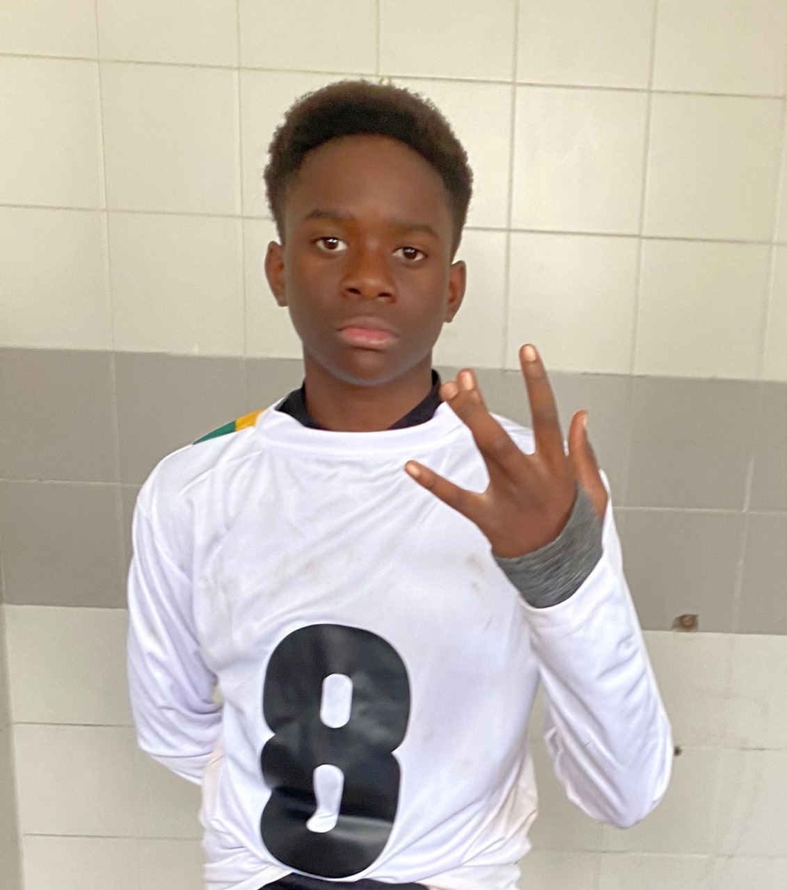 Il 14enne Ransom Acquah in una recente foto scattata con la maglia della Roverbellese