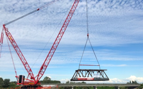 Al lavoro due tra le maxi gru più potenti del mondo: addio al vecchio ponte sull’Oglio