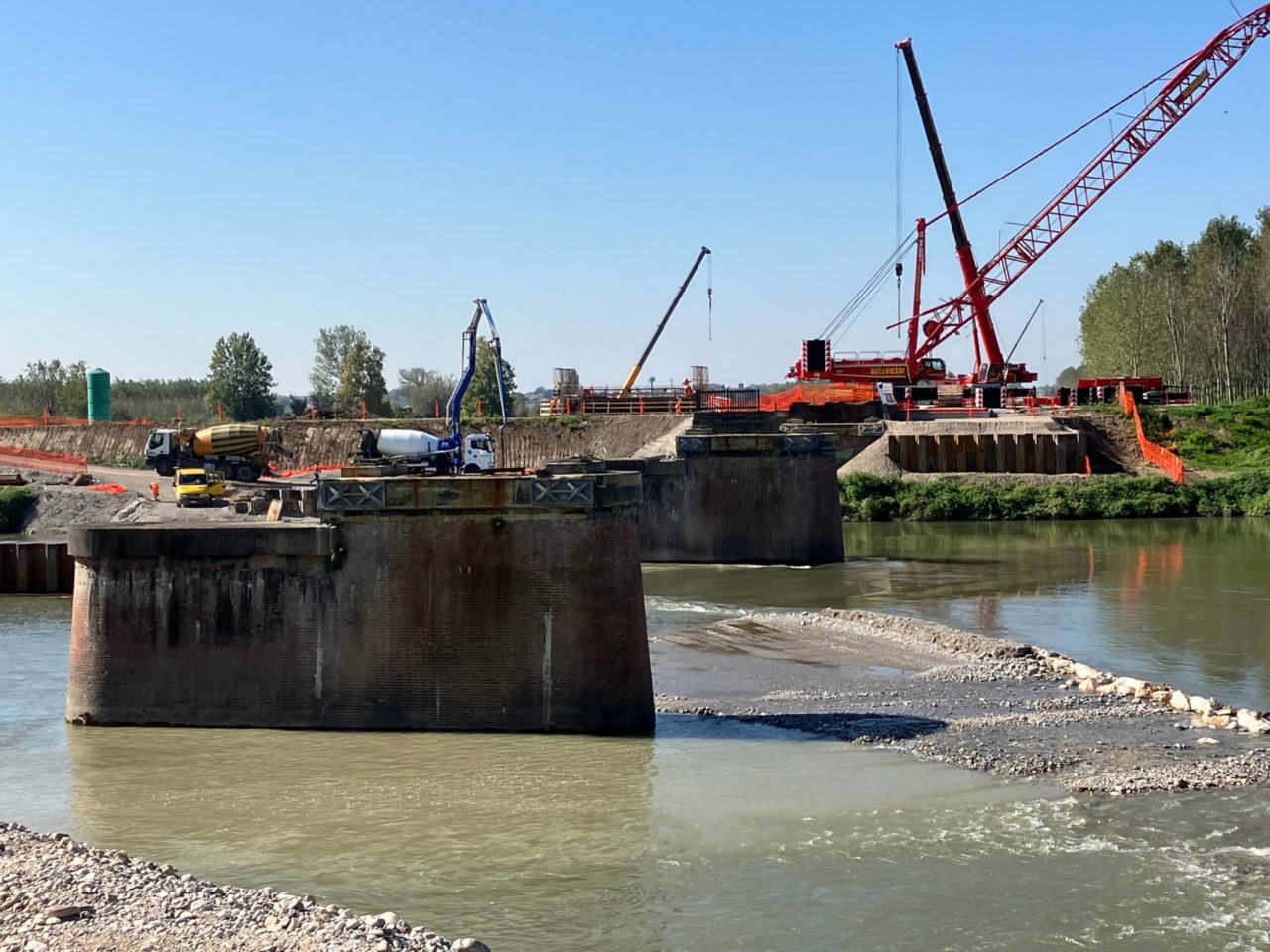 L'area come si mostra attualmente: il ponte ferroviario non c'è più e rimangono solo le pile in muratura