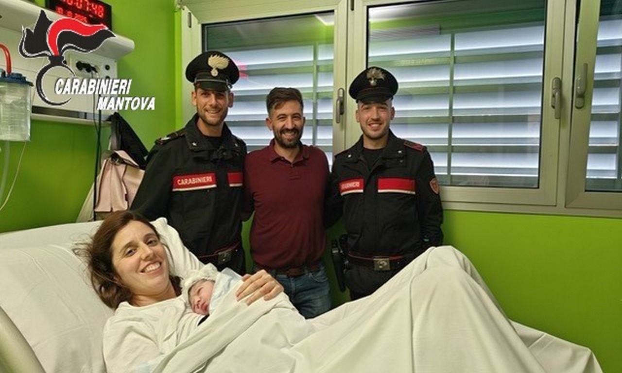 Sta per partorire: i carabinieri scortano i neo genitori con l’auto di servizio da Sabbioneta al Poma