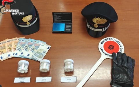 Maxi sequestro di cocaina a San Benedetto Po: 48 involucri di droga nascosti nei mobili di casa