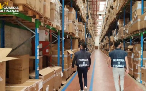 Falso Made in Italy: sequestrati 5,5milioni di caschi e accessori auto-moto, perquisizioni anche a Mantova