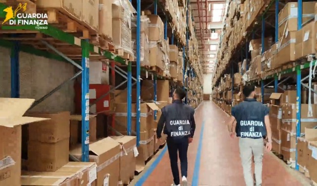 Falso Made in Italy: sequestrati 5,5milioni di caschi e accessori auto-moto, perquisizioni anche a Mantova
