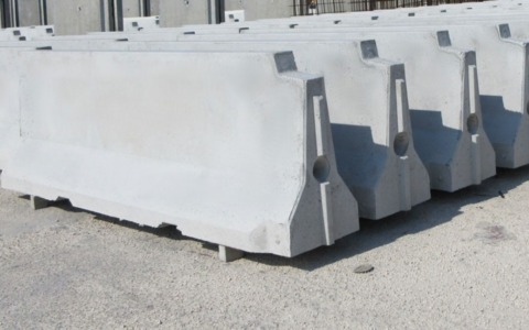 Ruba quattro barriere “new jersey” in cemento da un campo agricolo