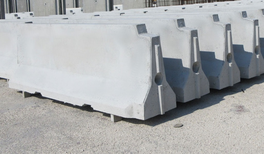 Ruba quattro barriere “new jersey” in cemento da un campo agricolo