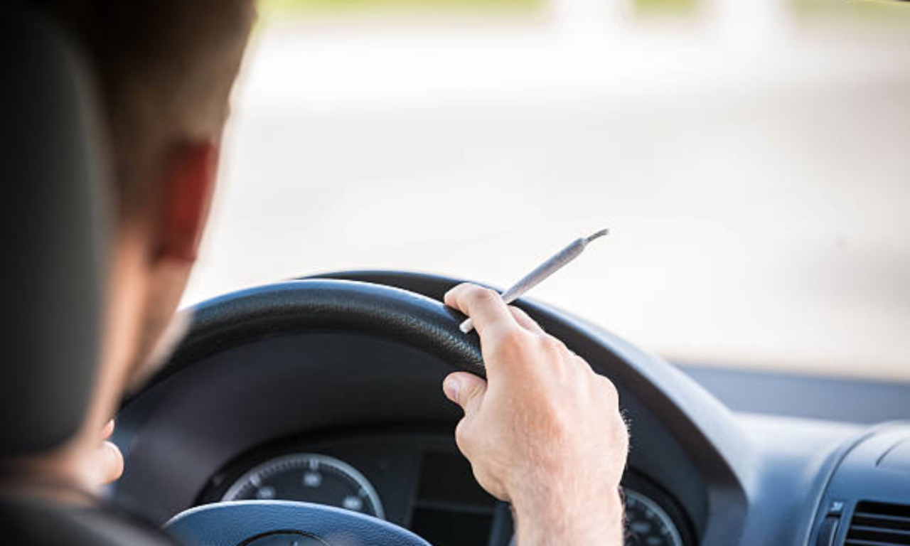 Alla guida sotto effetto di cannabinoidi, 22enne nei guai a Viadana