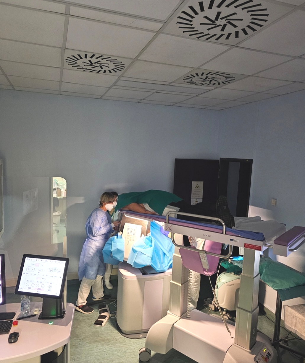 Un esame nel reparto dell'ospedale Destra Secchia