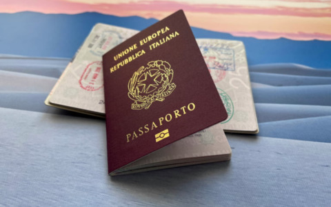 Finge di ospitare uno straniero per fargli avere il rinnovo del passaporto, 33enne nei guai