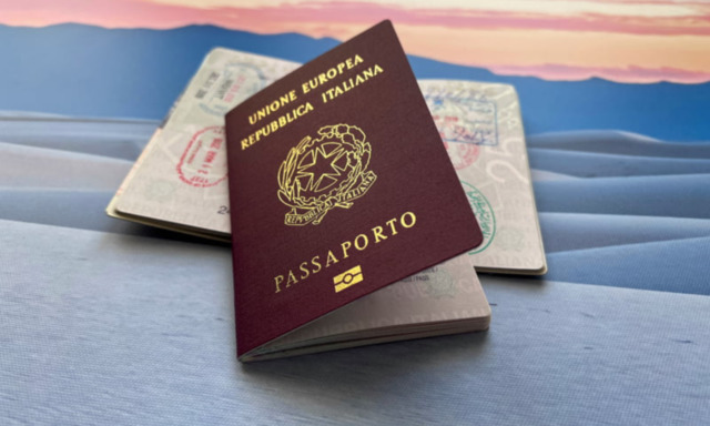 Finge di ospitare uno straniero per fargli avere il rinnovo del passaporto, 33enne nei guai