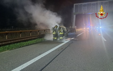 Auto in fiamme nella notte sulla A22: arrivano i Vigili del Fuoco