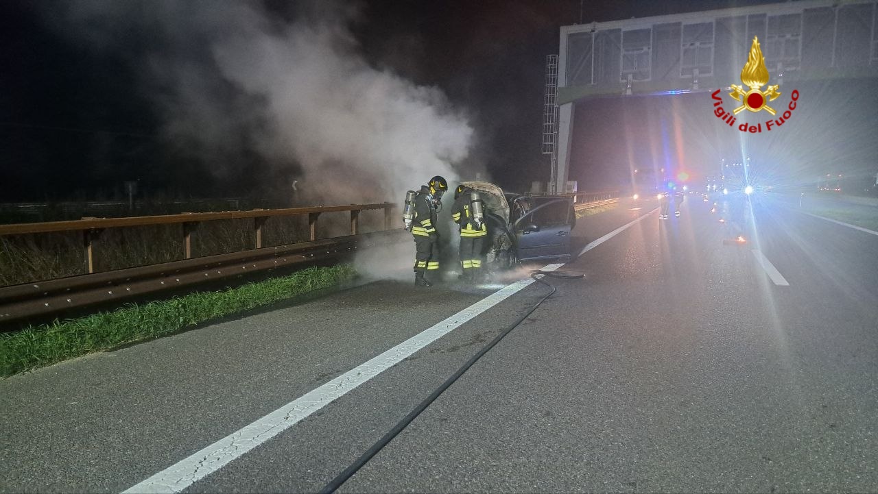 Auto in fiamme nella notte sulla A22: arrivano i Vigili del Fuoco