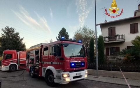 Auto in fiamme in un garage condominiale a Mantova, arrivano i Vigili del Fuoco