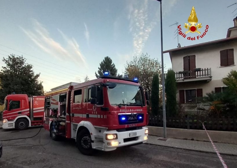 Auto in fiamme in un garage condominiale a Mantova, arrivano i Vigili del Fuoco