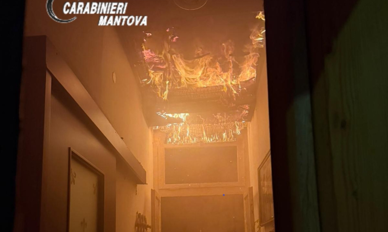 Incendio in un appartamento di Ostiglia, maresciallo si butta tra le fiamme e salva 85enne