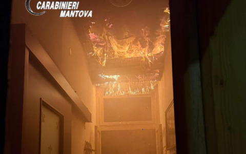 Incendio in un appartamento di Ostiglia, maresciallo si butta tra le fiamme e salva 85enne