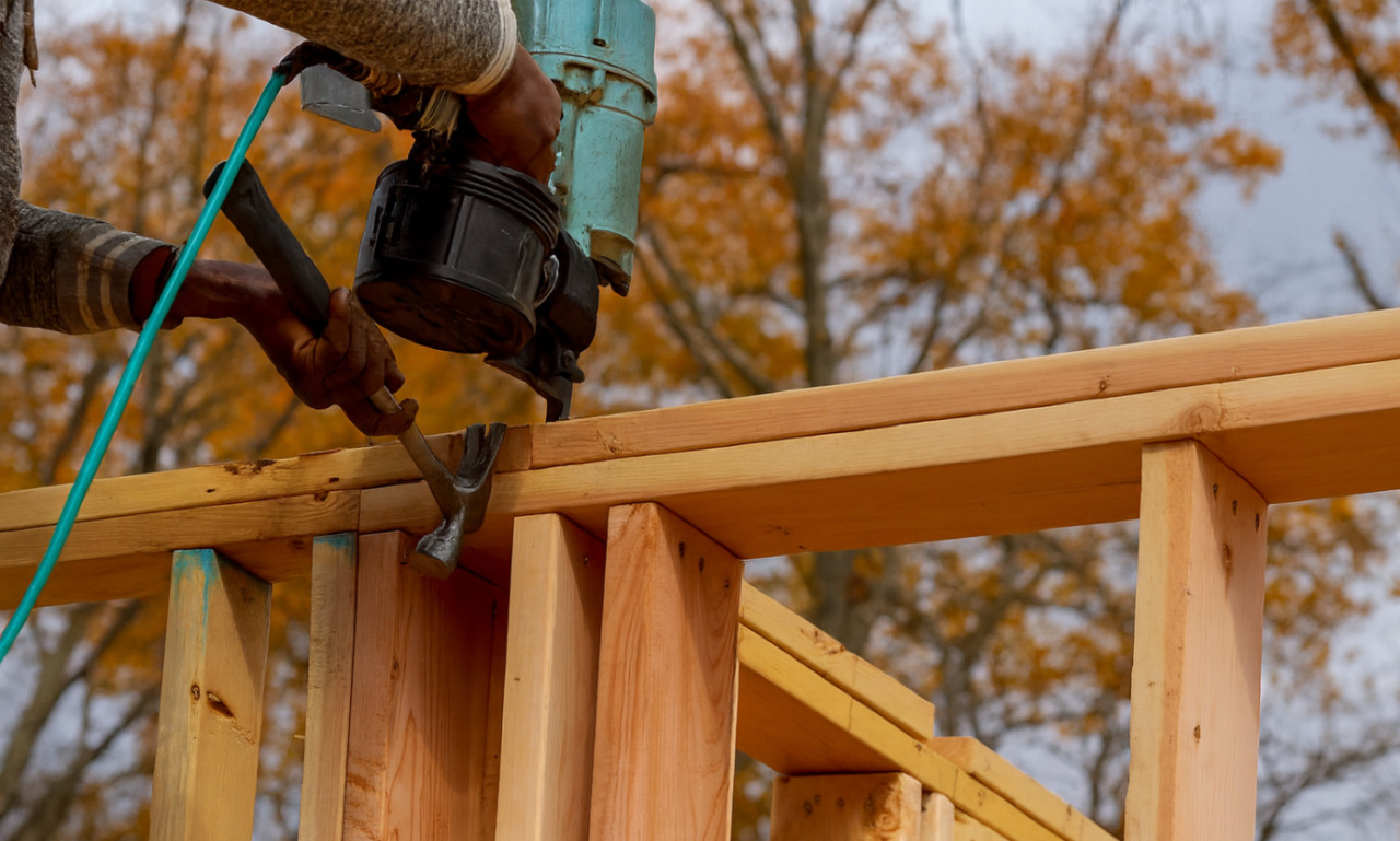 Infortunio sul lavoro in una ditta di Mantova, 26enne trafitto al piede da una sparachiodi
