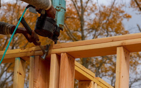 Infortunio sul lavoro in una ditta di Mantova, 26enne trafitto al piede da una sparachiodi