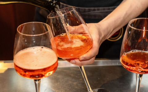 Lavora in un bar di Medole e serve alcolici ma ha solo 15 anni, maxi multa per la titolare