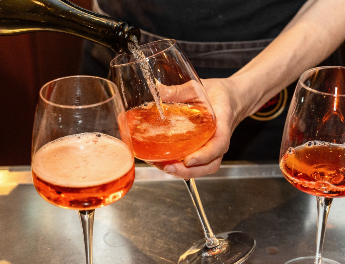 Lavora in un bar di Medole e serve alcolici ma ha solo 15 anni, maxi multa per la titolare