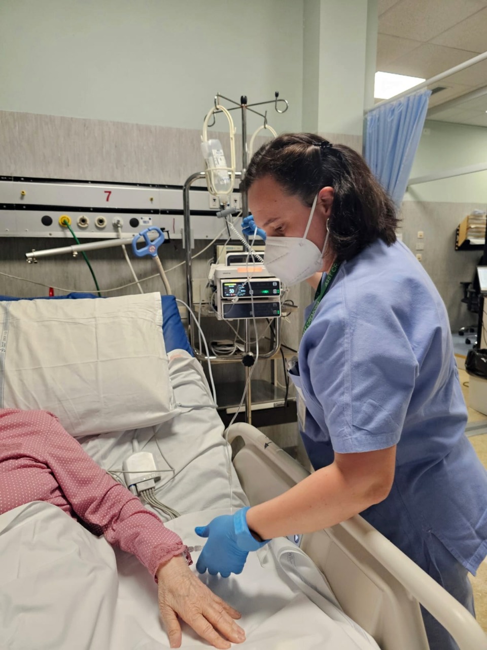 Un'infermiera al lavoro nell'Unita di terapia intensiva coronarica