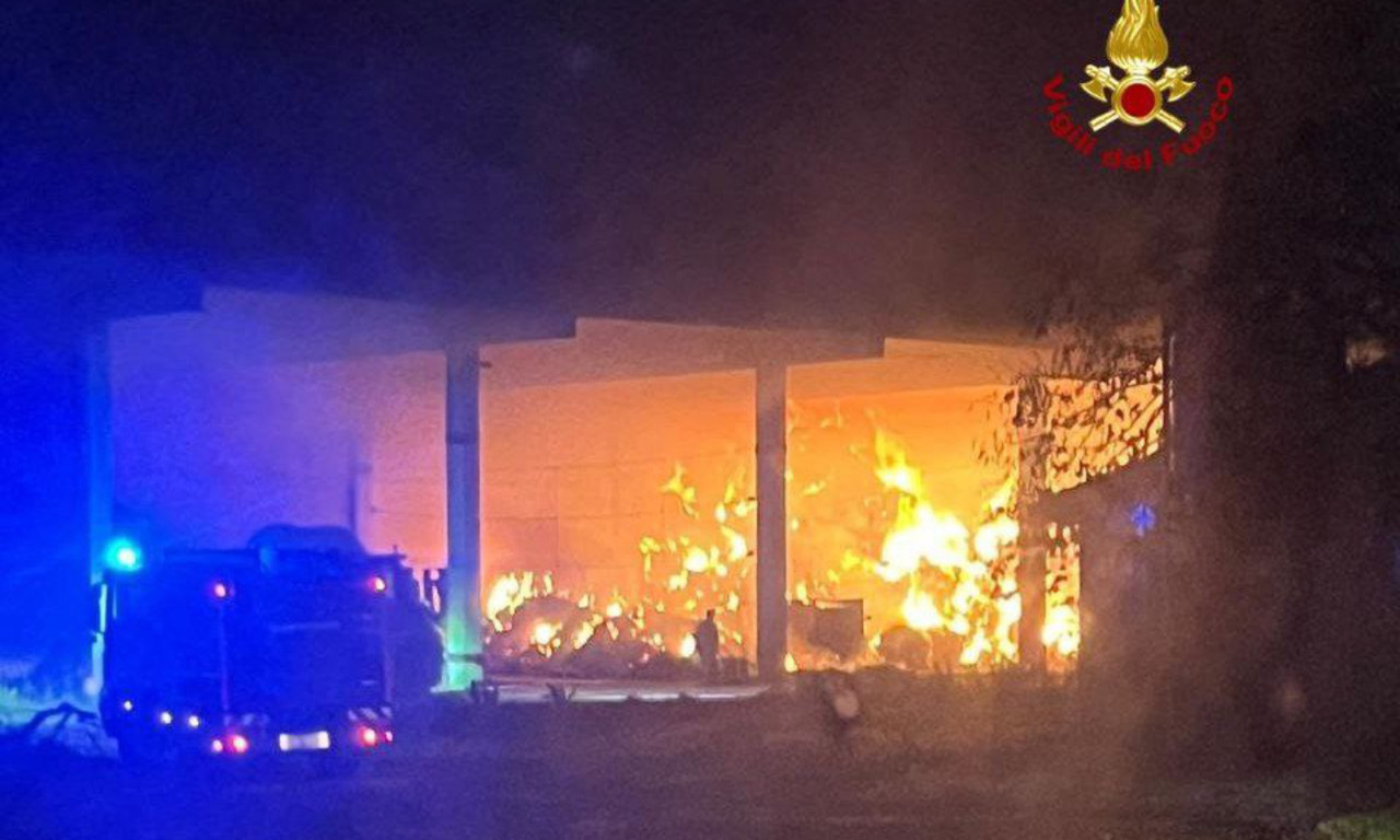 Maxi incendio a San Benedetto Po, in fiamme trecento rotoballe di fieno