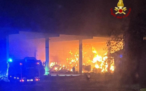 Maxi incendio a San Benedetto Po, in fiamme trecento rotoballe di fieno