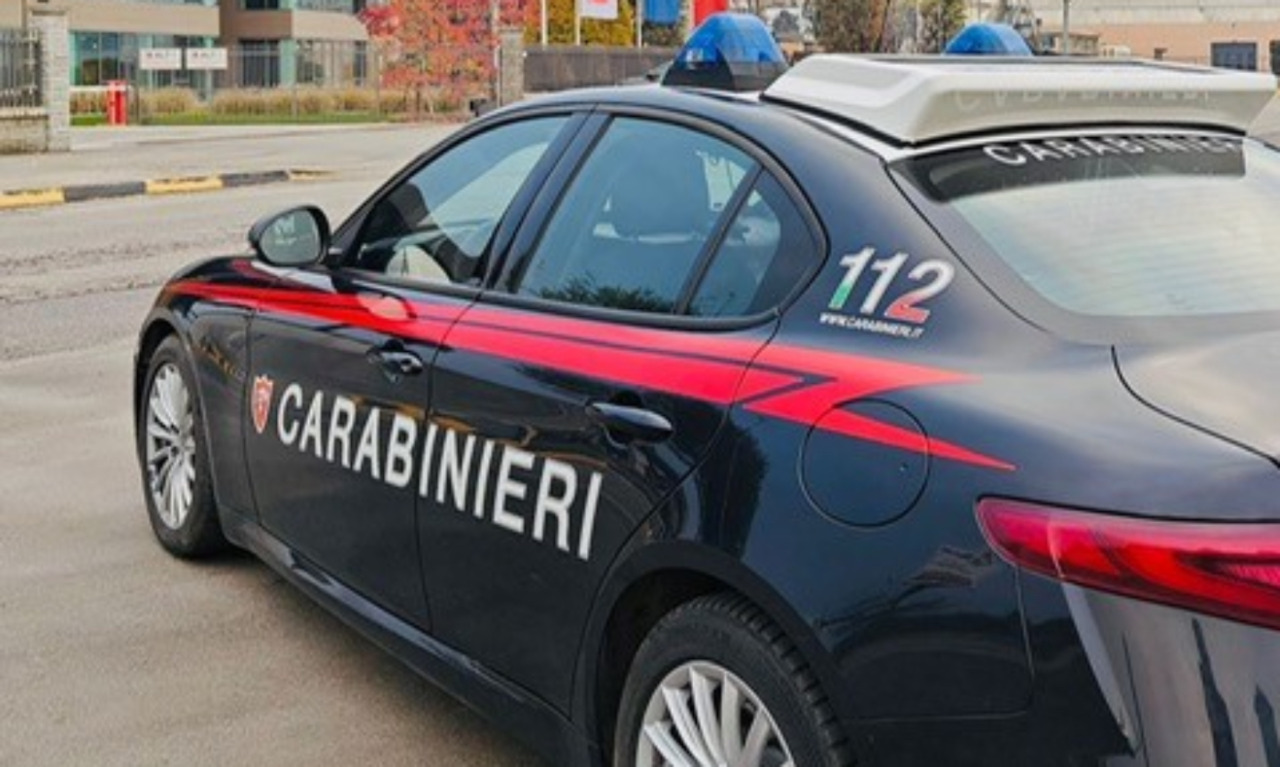 Picchiano il titolare di un internet center di Suzzara e gli rompono la vetrina, denunciati due giovani