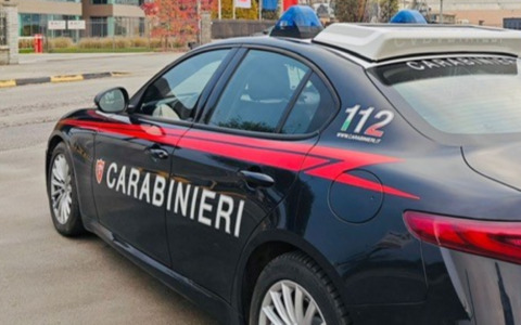 Picchiano il titolare di un internet center di Suzzara e gli rompono la vetrina, denunciati due giovani