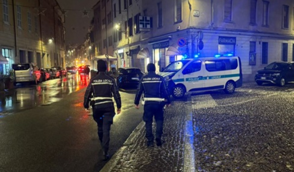 Rissa a colpi di cinghiate, sassi e cocci di bottiglia: 5 indagati a Mantova