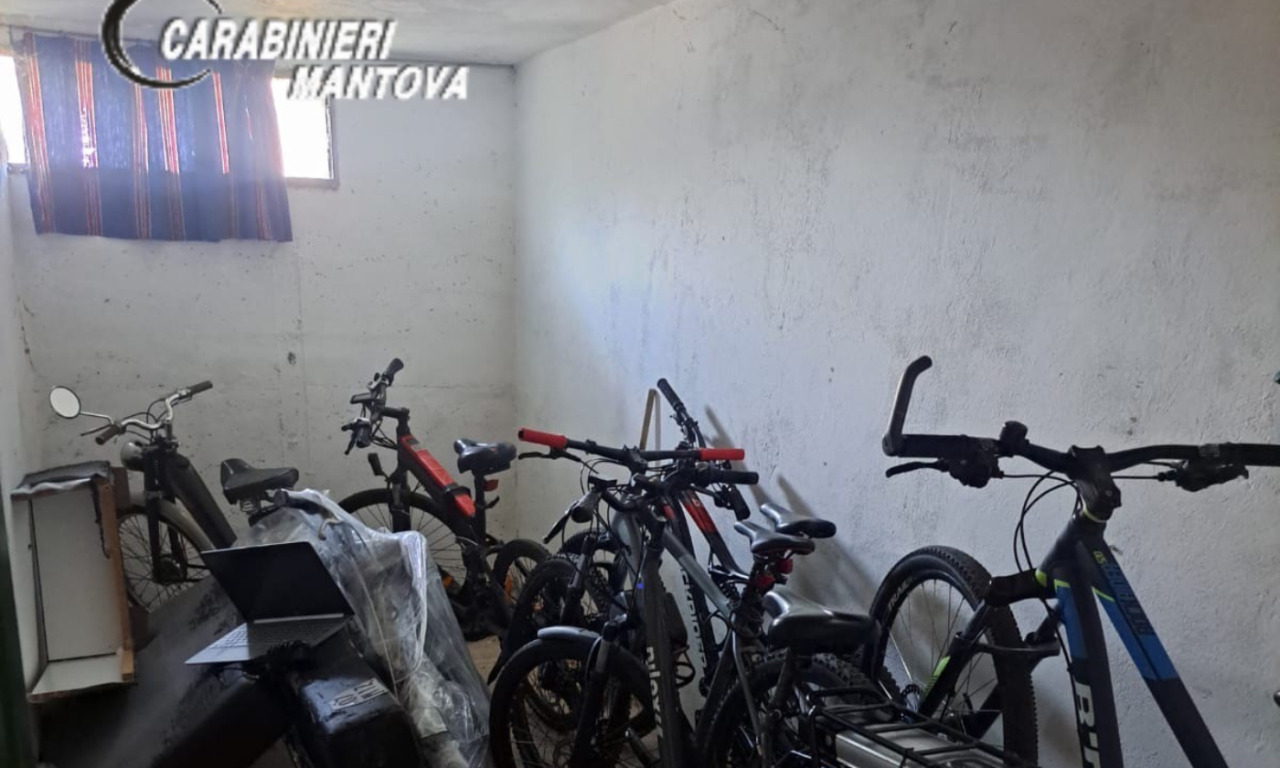 Scoperta a Mantova una cantina piena di merce rubata: al suo interno bici, motorini e computer