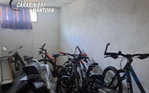 Scoperta a Mantova una cantina piena di merce rubata: al suo interno bici, motorini e computer