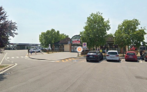 Autista 49enne trovato morto all’interno del suo camion parcheggiato in un’area di servizio della A22