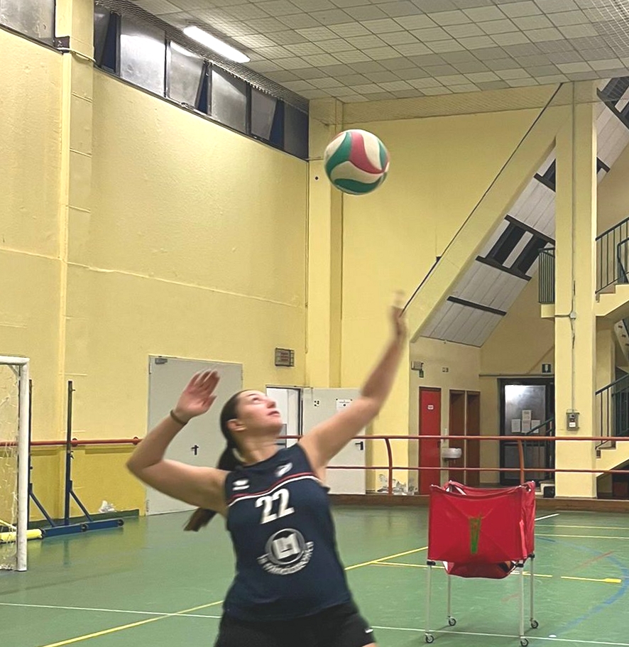 La giovane Anna Malatesta alle prese con il volley, sport che praticava da anni