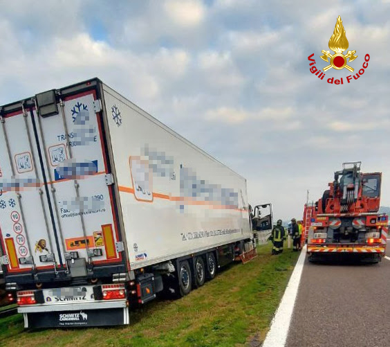 I soccorsi, inutili, al 57enne che era alla guida del camion