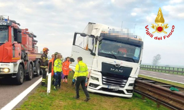 Malore mentre è alla guida: camionista 57enne muore lungo l’autostrada A22