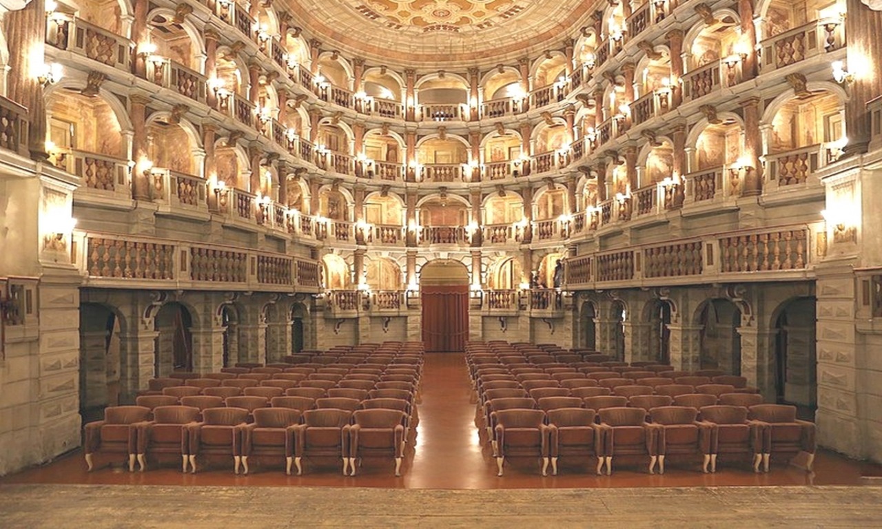 “Aiutiamo il patrimonio della città”: vanno all’asta le poltroncine del Teatro Bibiena