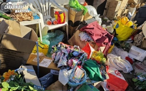 Giardino di casa trasformato in discarica: due denunciati a Sustinente