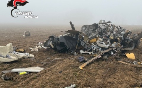 Un elicottero precipita nella nebbia: morto il pilota 56enne