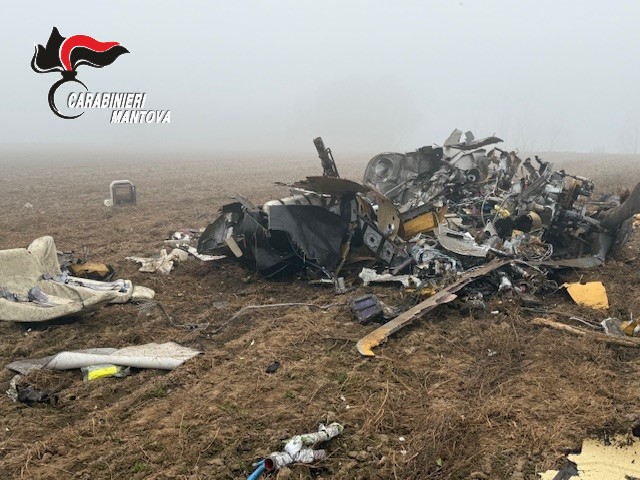 Un elicottero precipita nella nebbia: morto il pilota 56enne
