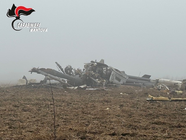 I resti dell'elicottero precipitato a Casalromano