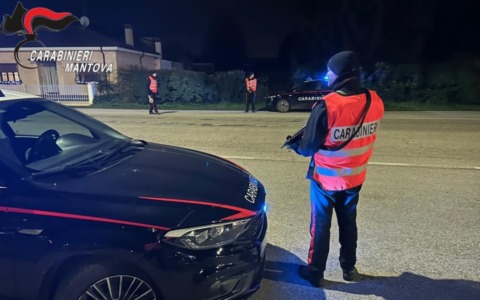 Il conducente è ubriaco e il passeggero minaccia i Carabinieri, doppia denuncia a Marmirolo