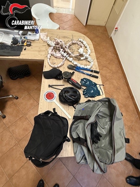 Il materiale e gli arnesi da scasso che il 33enne aveva con sé
